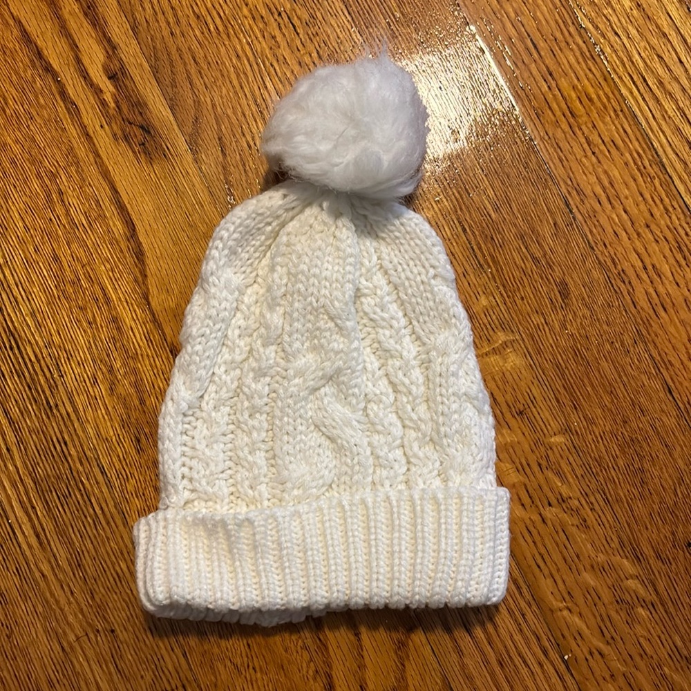 Women’s knit beanie with ball